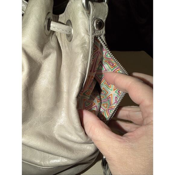 Hobo International Grey leather bucket crossbody bag with a drawstring closure - Picture 4 of 7